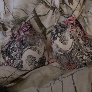 Cacique cushion bra size 42D with pattern